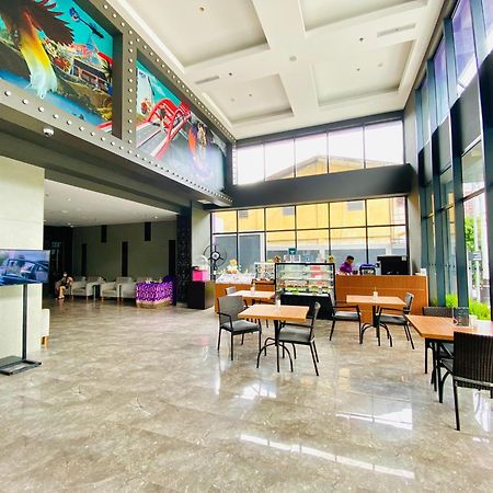 Fox Hotel Jayapura Esterno foto